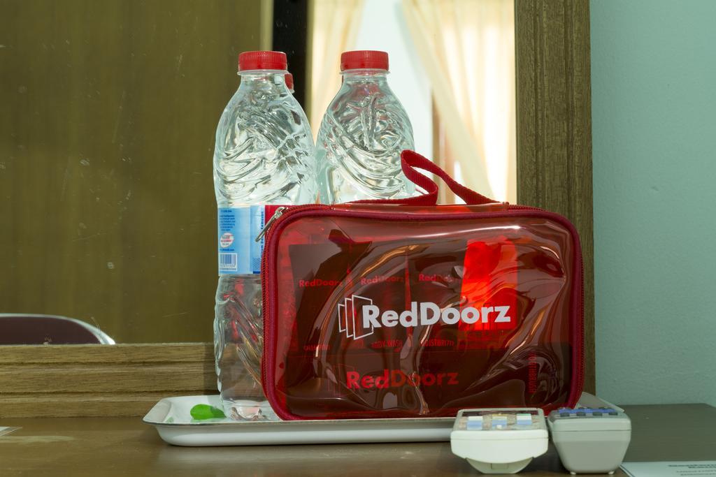 מלון ג'קרטה Reddoorz Near Cilandak Town Square מראה חיצוני תמונה