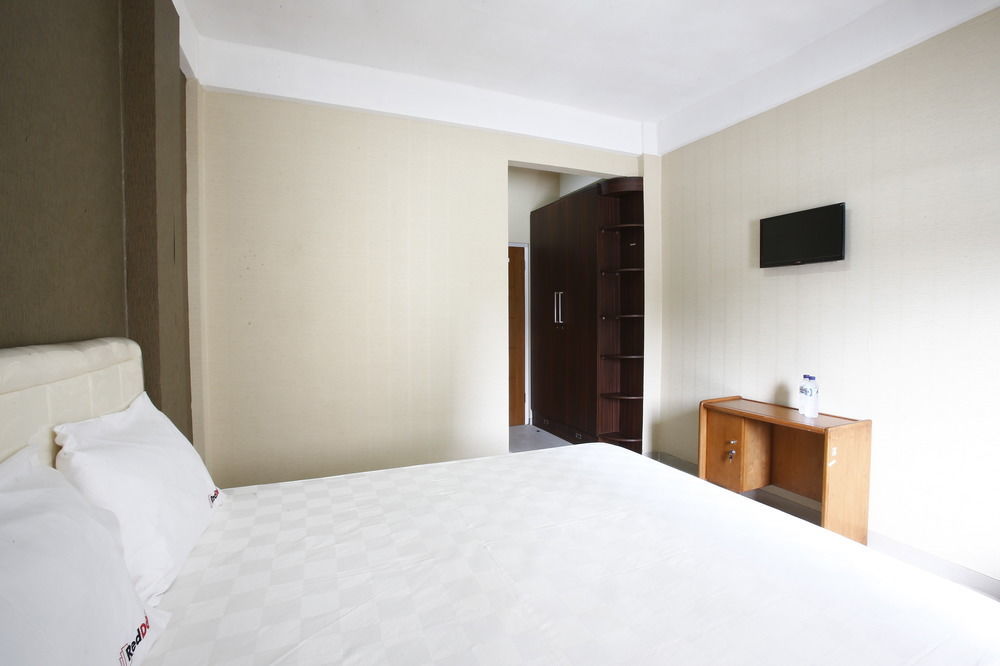 מלון ג'קרטה Reddoorz Near Cilandak Town Square מראה חיצוני תמונה